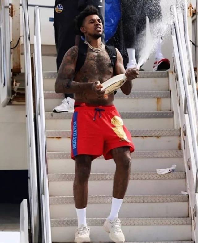 吉拉西多特生涯欧冠已打入15球，队史仅次于罗伊斯和莱万（吉拉西多特欧冠生涯斩获15球，队史射手榜仅逊罗伊斯与莱万）