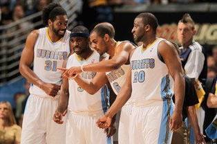 广东启程俱乐部杯！萨姆纳不提裤子，奎因帅气，杨溢也随队出征！（广东启程俱乐部杯开战：萨姆纳造型随性，奎因帅气依旧，杨溢随队出征）