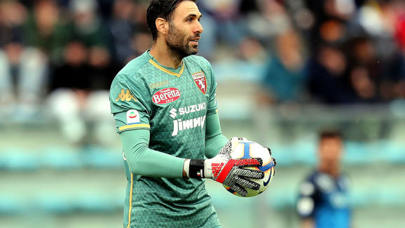 姆巴佩对阵赫罗纳时与第四官员发生争执：我说话的时候看着我！（姆巴佩战赫罗纳与第四官员爆发口角： ＂我说话时看着我！）