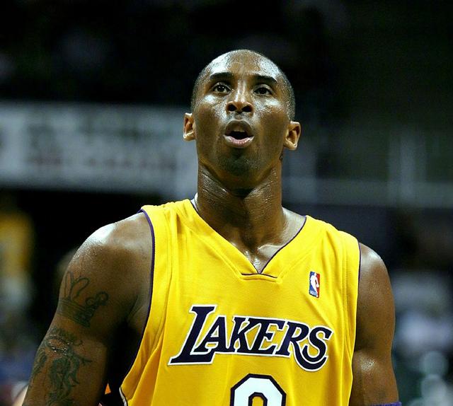 圣保利主帅调侃凯恩：去年他踢我们那脚射门，球现在还在飞吧（圣保利主帅打趣凯恩：去年的那脚射门，恐怕现在还没落地）