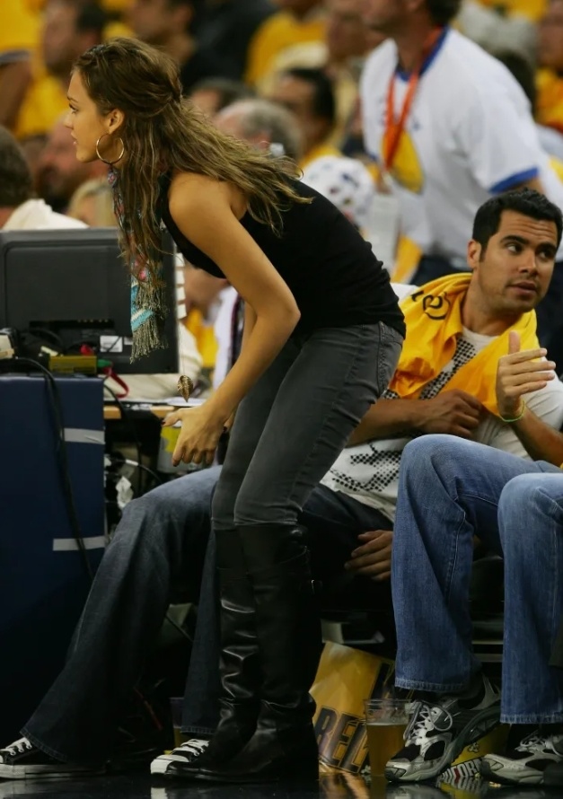 记者：多家豪门有意荷甲19岁中场斯密特，后者被标价2200万镑（多家豪门竞逐荷甲19岁中场斯密特，标价2200万英镑）