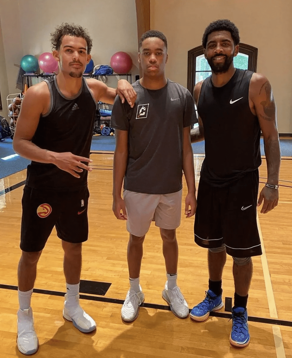 天王盖地虎！汉堡后卫复刻2017年吉鲁的神级蝎子摆尾（震撼全场！汉堡后卫复制2017年吉鲁神级蝎子摆尾）