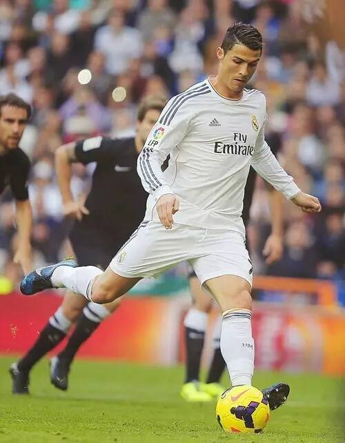 中超三连冠伴随亚冠全年不胜，海港距离“王朝”还差很远（中超三连冠难掩亚冠零胜尴尬，海港距王朝仍遥远）